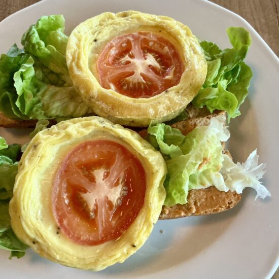 Liniebroodje met kleine omeletten